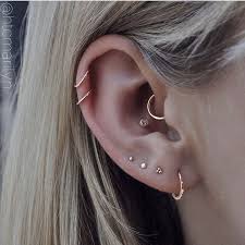 How Many Helix Piercings Do You Want Here Is Some Ear Inspo For You Guys On This Saturday Guys We Ar Cute Piercings Earings Piercings Cute Ear Piercings