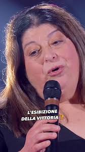Patrizia è riuscita a creare un abbraccio d'anima e melodia con  "Amoreunicoamore" di Mina, conquistando il cuore di tutti e la vittoria di  #TheVoiceSenior. 🥰 🏆