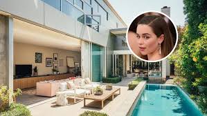 Её отец работал звукорежиссёром в театре и был. Emilia Clarke Lists Fortress Like Venice Home Variety