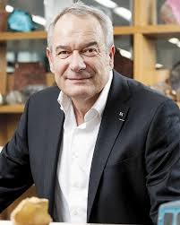 Go glyptic: the art of gemstone carving