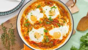 Shakshuka Das Israelische Nationalgericht Zum Fruhstuck Rezept Lebensmittel Essen Shakshuka Essen Reise