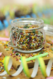 Gesunde Bunte Streusel Ohne Zucker Foodrevers In 2020 Zuckerfrei Lebensmittel Essen Streusel