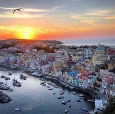 L' isola di procida è la più piccola del golfo di napoli ciò nonostante una grande terra insita di storia , arte , natura , turismo , e tanta tanta magia !! Isola Di Procida Una Perla Nel Golfo Di Napoli