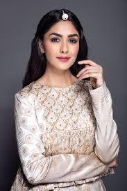 The movie stars kriti sanon and pankaj tripathi and rakesh krushna joshi in the lead roles. 10 Female Bollywood Actors To Look Out For In 2020 Filme Shilmy