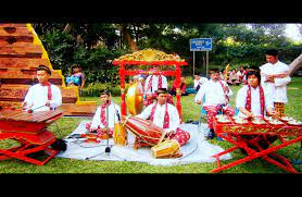 Musik gambang kromong banyak berkembang dikalangan masyarakat cina benteng (peranakan antara orang betawi dan orang cina). Gambang Kromong Seni Musik Tradisional Betawi Media Sahabat Indonesia