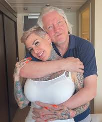 Hans charms and fucks beautiful young ladies