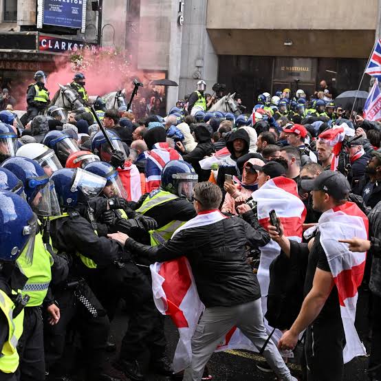 Starmer says UK will 'never surrender' flag to far-right protesters | Protests News | Al Jazeera
