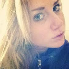 Man kan alltid börja blogga lite lätt sådär, ingen behöver veta något.  Farmor och farfar fick besök av mig idag, tanken slog mig att hålla kvar  mina nära och kära. Släkten är viktig, vi bär samma blod. Sedan finns det  en del av släkten som håller sig undan, det ...