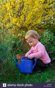 16 Monate Altes Baby Madchen Spielen Im Garten Stockfotografie Alamy
