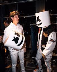 Shawn mendes pretends he's marshmello during the muchmusic. Pin On When I Was Obssesed With Shawn Mendes