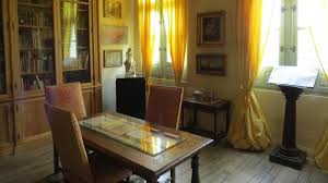 À cet exercice, jean de la fontaine se voit là érigé en maître car les héros de ces fables lui permettent de critiquer les acteurs principaux de la société dans. Maison Des Illustres Ici Vecut Jean De La Fontaine A Chateau Thierry Dans L Aisne