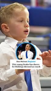 Future coach in the making? 👀 Tarren Thomas, 6, dressed as head basketball  coach Ben McCollum, is here to cheer