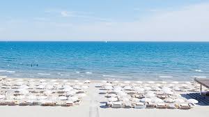 Déclinés d'une à trois étoiles nous avons passe une fin de journée et nuit dans cet établissement très bien situé dans palavas les flots. Est Il Chic D Aller Au Plage Palace A Palavas Vanity Fair