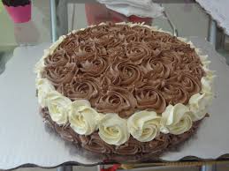 Pastel De Chocolate Decorado Con Rosas De Mantequilla Tortas Pastel De Chocolate Dulces