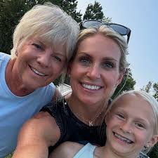 Happy Easter from the LaVallee Fam to yours! 😃#livinlavallee #family  #portraits