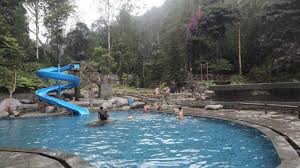 Kolam renang berbentuk oval sangat cocok untuk tipe kolam yang sempit. 4 Wisata Kolam Renang Cocok Untuk Liburan Bersama Keluarga Tribunjabar Travel