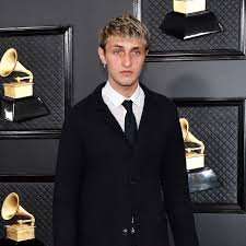 Inició su carrera en el modelaje al debutar en la edición de octubre de 2015 de la revista nylon a los 16 años. Anwar Hadid Promiflash De