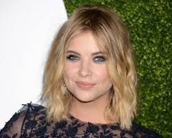 Il torchon è una tecnica che valorizza bene sia i capelli corti . Onde Morbide E Naturali Sfoggiate Da Ashley Benson Esempio Capelli Mossi Medi Come Farli Capelli Mossi Medi Capelli Mosso