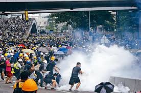 Image result for 香港上環如戰場 警民嚴重衝突對扔催淚彈和磚頭