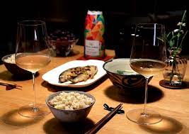 今日晚餐 水果玉米炊飯 青蔥赤實山椒香魚煮 水菜鮑魚菇湯 佐餐酒是法國布根地veuve ambal expression cremant de bourgogne blanc de noirs 黑中白氣泡酒 餐後甜點是黑火炭巨峰葡萄