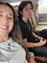 Un día se irán lejos,seguirán su camino. Tomarán decisiones que no podré  guiar,vivirán días que yo no presenciaré. Y yo,desde lejos,los amaré como  siempre:en silencio,con orgullo y con ternura que no envejece.