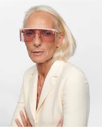 How does actually a model agency work?