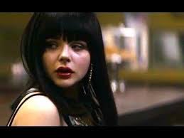 Oltre ad Anya Taylor-Joy, che sarebbe probabilmente la migliore candidata  disponibile, chi altro potrebbe interpretare Björk in un biopic? La mia  scelta sarebbe Chloë Grace Moretz. È una grande attrice. Spero solo