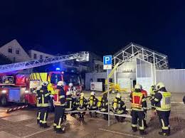Großbrand im Café Extrablatt Aurich: Hoher Schaden am Marktplatz - Imagen principal del artículo