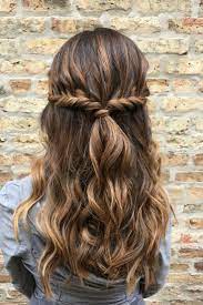 It has a neat knot at the top that helps to create the half up on the soft curly locks. Susse Einfache Halb Hoch Halb Runter Frisur Mit Wellenwindungen Haare Von Goldplaited Zuruck In Die Schule H New Site Hair Styles Twist Hairstyles Down Hairstyles