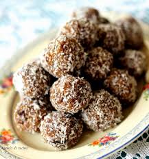 Unite il cioccolato fondente tritato finemente, amalgamandolo in modo omogeneo al composto. Palline Di Biscotti Secchi E Cocco Agenda Di Cucina