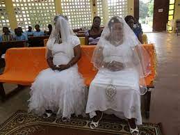 Mabibi Harusi Mabibi Harusi Mabibi Harusi Wa Zamani Walikuwa Wakilia Bibi Harusi Akionyesha Furaha Yake Alipokua Akiingia Katika Ukumbi Mkongwe Wa Turbo Club Mjini Njombe Jennyryudan