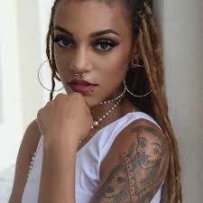 Danielle Hinson's Instagram, Twitter & Facebook