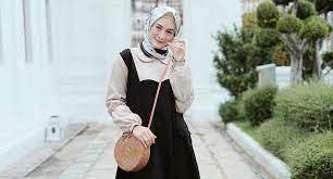 Tidak terkecuali para perempuan berhijab yang juga mengidolakannya, bahkan tertarik mengikuti kiblat fashion ala korea. Tips Hijab Ala Korea Korean Look Yang Syar I Loh