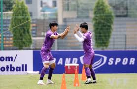 Đang trong quá trình điều trị chấn thương và còn chưa trở lại trong màu áo hà nội fc nhưng đoàn văn hậu vẫn được triệu tập lên đt việt nam. Ä'oan VÄƒn Háº­u Trá»Ÿ Láº¡i Táº­p Luyá»‡n Cung Ä'á»™t Tuyá»ƒn Viá»‡t Nam
