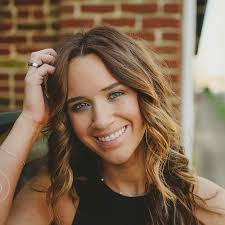 What hotel or condo is recommended in Gatlinburg for a weekend stay?