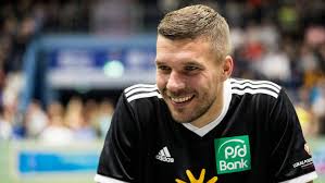 Cristiano ronaldo gilt als einer der besten und torgefährlichsten fußballer der welt und sorgt mit seinem engagement bei juventus turin und seinen zahlreichen werbeverträgen mit großen labels für ein beträchtliches einkommen. Lukas Podolski So Hoch Ist Das Vermogen Des Fussballstars Intouch