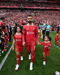 Vua bóng Ai Cập Mohamed Salah ăn mừng cùng gia đình sau khi giành được danh hiệu Vua phá lưới và Cầu thủ kiến ​​tạo xuất sắc nhất mùa giải Ngoại hạng Anh. 🇪🇬⚽