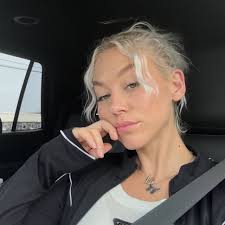 Just a girl trying to connect with other girls 🫶🏼