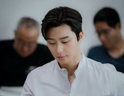 Park seo joon shares his concerns, saying, you're doing it like you always have, but how should i do it? kim da mi explains, i did they ask him about his changed appearance and recent haircut as he explains he came early to film. Park Seo Joon Puts On Pensive Look In The First Teaser Poster Of Itaewon Class