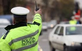Sâmbătă, poliţiştii rutieri ieşeni au desfăşurat activităţi pentru prevenirea accidentelor de circulaţie, în urma cărora au reţinut, în vederea suspendării, 12 permise de conducere. Soferul ColecÅ£ionar De Dosare Penale Trei Fapte De Conducere FÄrÄ Permis Si Un Caz De Alcoolemie