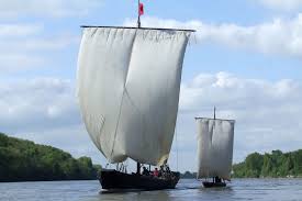 Epingle Par Emmanuel Regent Sur La Loire En Bateau Boats Of The Loire Valley Bateaux Kayaks Voile