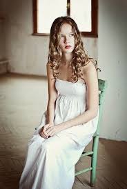 Çeşmioğlu i̇ki aile dizisinde emre kınay'ın kızı rolünü canlandırmıştır. Guzel Oyuncu Ece Cesmioglu Nun Inanilmaz Degisimi