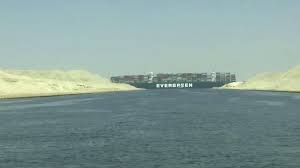 Het schip dat al bijna een week de belangrijke vaarroute door het suezkanaal blokkeert, de ever given, is afgelopen nacht iets van zijn plek gekomen. Epklrgck 4hrem