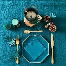 ambiance bleu canard pour cette table de fete vaisselle et accessoires a retrouver sur la boutique decoration table anniversaire deco bleu canard fete verte
