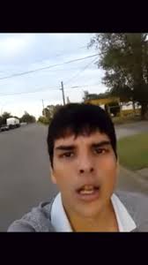 DALE, INGRID, DALE, cerrame la botella de Coca grande.