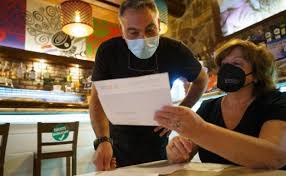 The certificate can also be requested in person at health centers and hospitals. Sanidad Rechaza Exigir El Certificado Covid Para Entrar En Bares Y Restaurantes El Correo