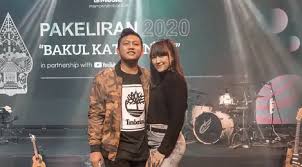 Ia mulai dikenal berkat lagu kartonyono medot janji. 4 Penyanyi Muda Yang Sukses Dengan Angkat Lagu Berbahasa Daerah News Entertainment Fimela Com