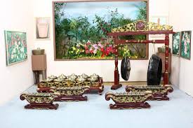 Gamelan degung kabupaten bandung, bersama kesenian lain digunakan sebagai musik gending karesmen (opera sunda) kolosal loetoeng kasaroeng tanggal 18 juni 1921 dalam menyambut cultuurcongres java institut. Alat Musik Tradisional Sunda Sanggar Mekar Asih