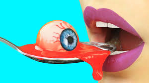 Une dame demande au guide, en claquant des dents : 15 Blagues Amusantes Pour Halloween La Guerre Des Blagues Youtube