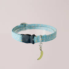 You may have seen breakaway collars referred to as safety or quick release collars, since they are specifically designed to automatically open / unclasp when pulled or tugged on with a sufficient amount of force.this feature is designed to prevent injury or. Floral Cat Collar With Banana Charm Dainty Flowers On Blue Etsy Personalized Cat Collars Cat Collars Floral Cat